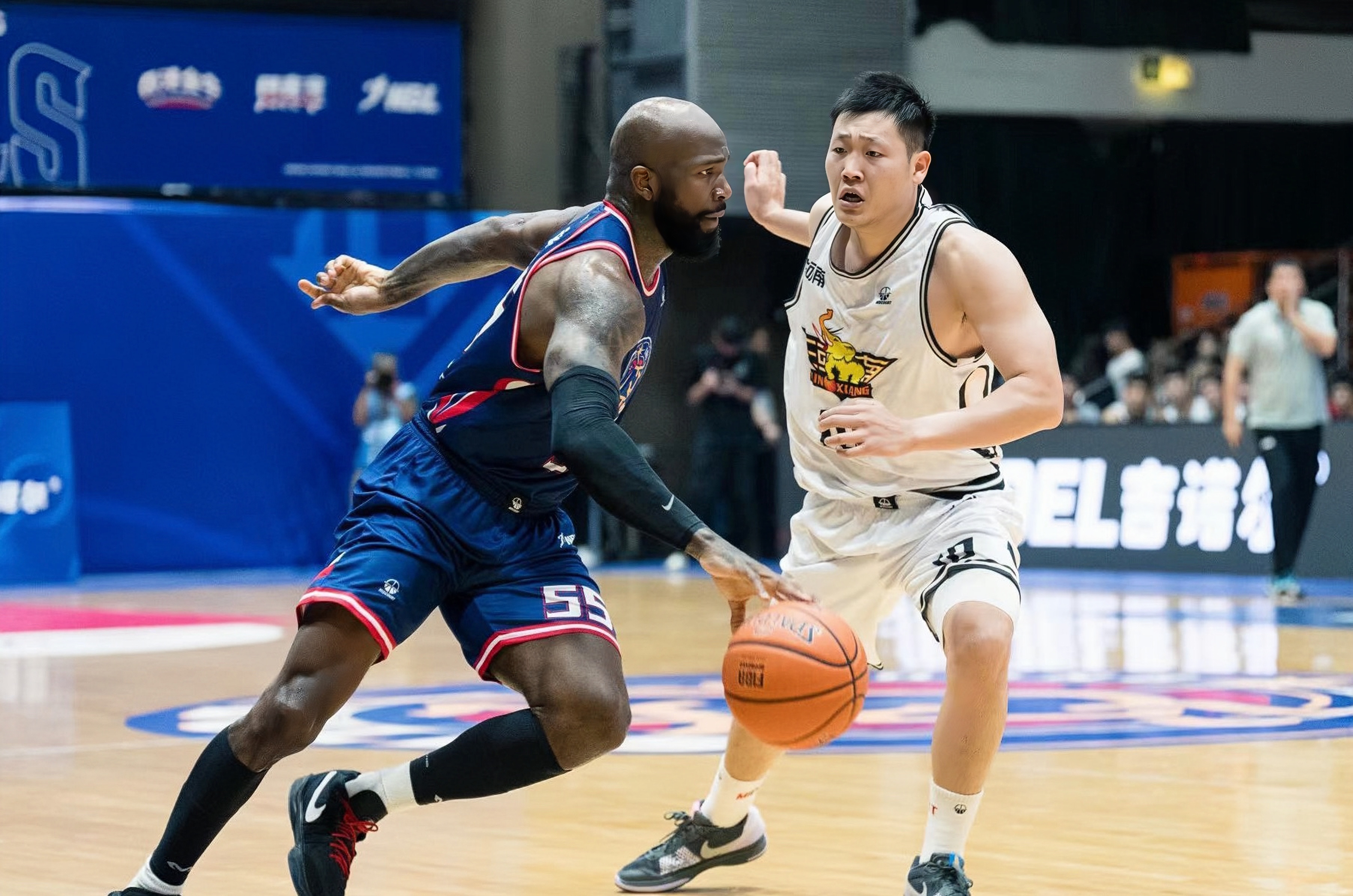 关于CBA常规赛今晚再迎强敌，洛杉矶快船篮板制胜，主帅态度——底气十足，赛程密集仍需轮换的信息